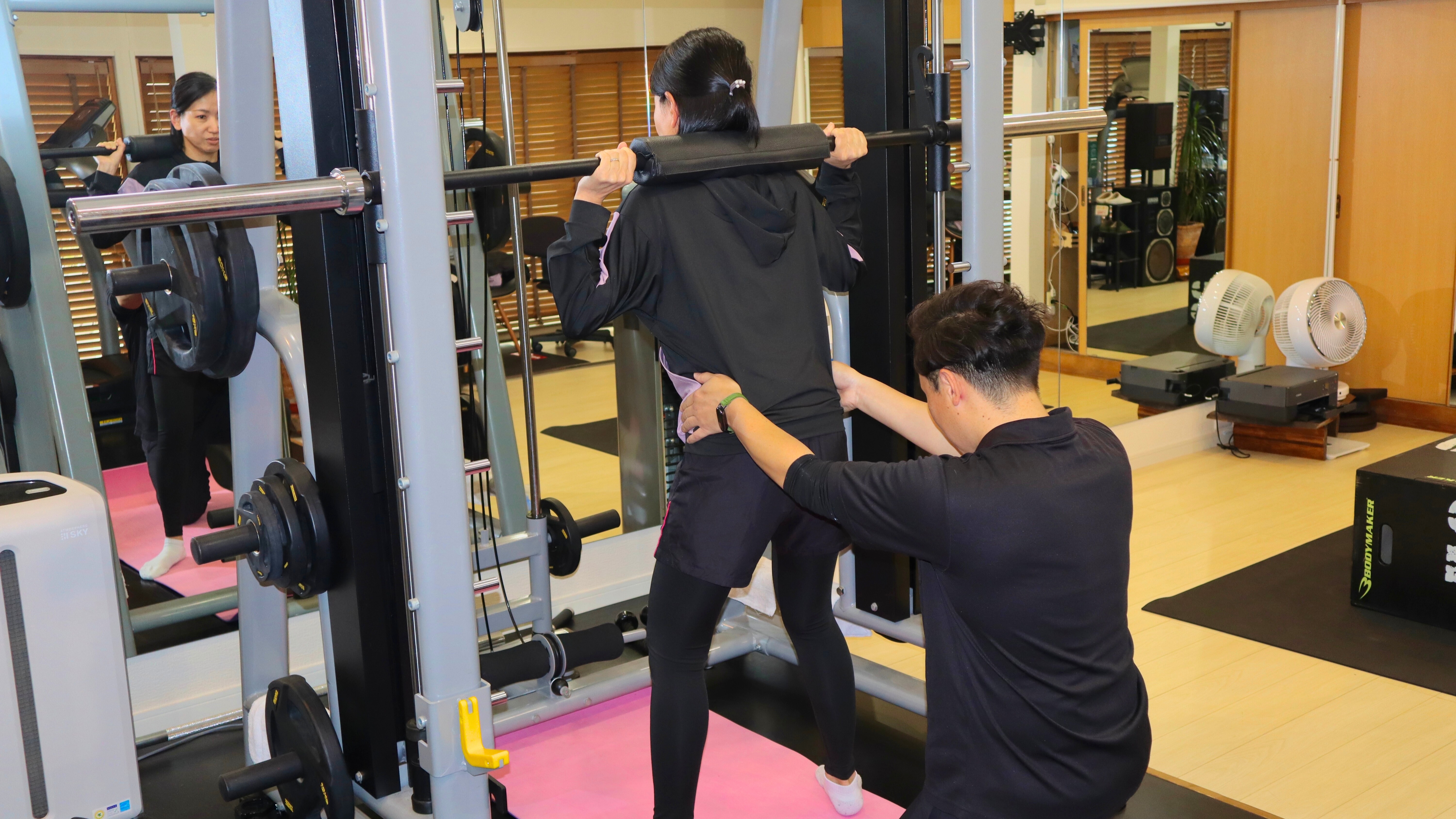 マンツーマンだから安心！スクワットを体験